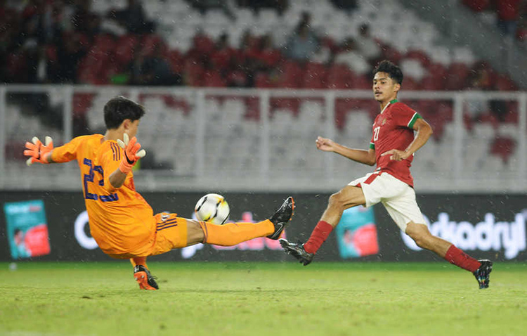 Penyerang Timnas Indonesia U-19, Aji Kusuma, saat mengelabui kiper Jepang U-19 dalam ujicoba  di Stadion Utama Gelora Bung Karno, Ahad (25/3/2018). (PSSI)